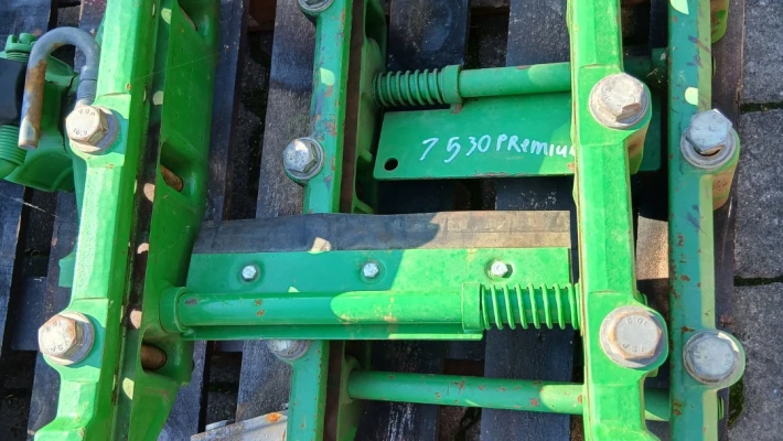 3690_1 JD 7530 échelle attelage